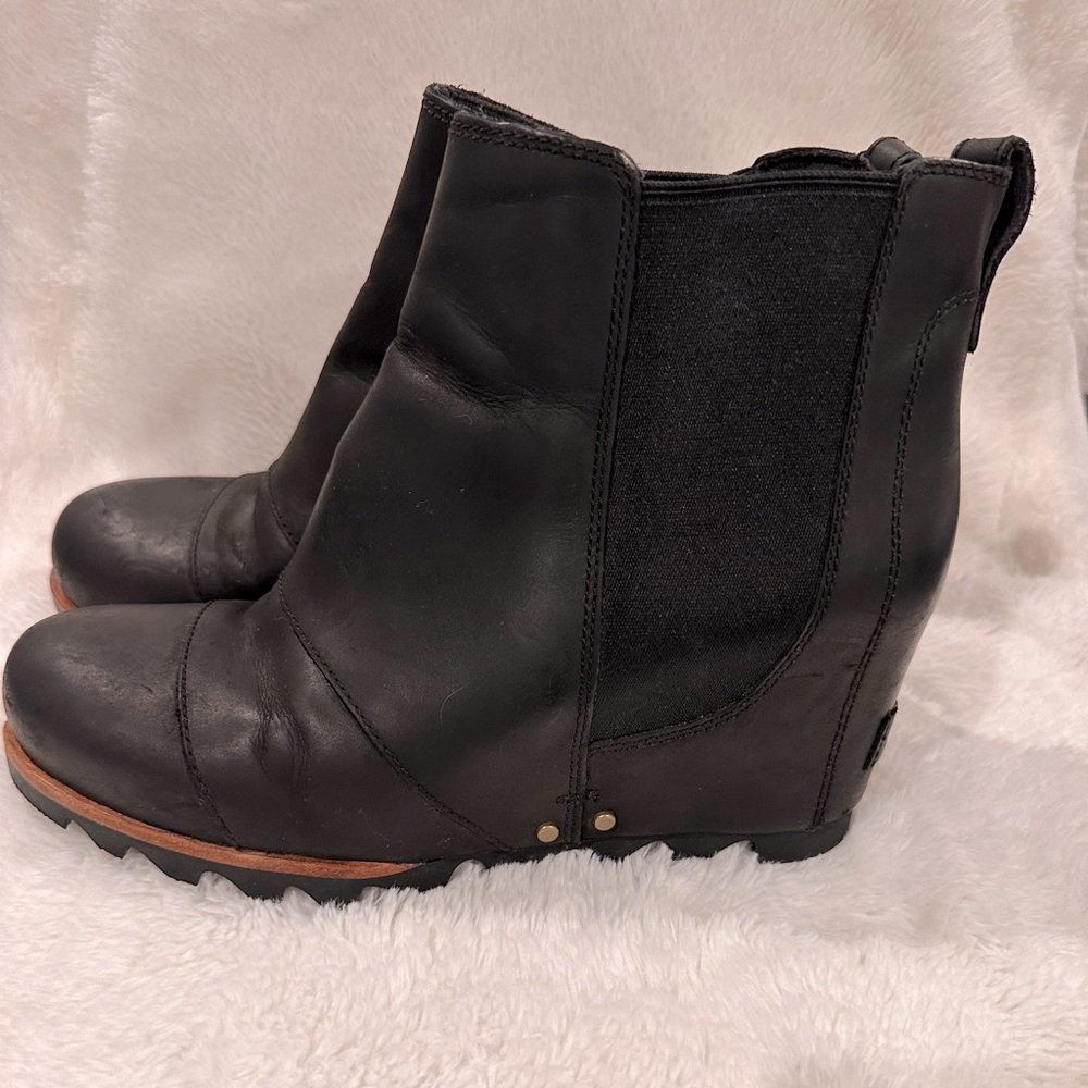 Sorel Lea Wedge boot Size 8.